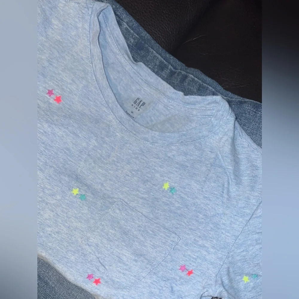 High-Rise Skinny Ankle Jeggings and blue cotton T with embroidered stars. - Picture 12 of 13